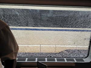 滬杭高鐵突發(fā)故障 中年男乘客拿安全錘砸壞車窗