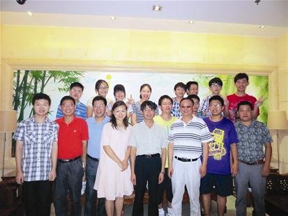 武漢高考“最牛班”考生湊份子開“感恩宴”