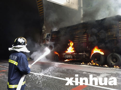 滬渝高速湖北長陽段車禍造成4死4傷