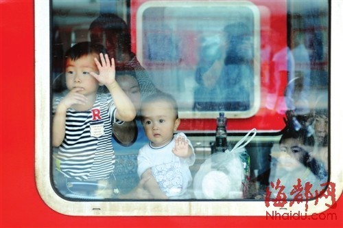 臨近開學福州外來工子女離開父母返鄉