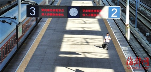 臨近開學福州外來工子女離開父母返鄉