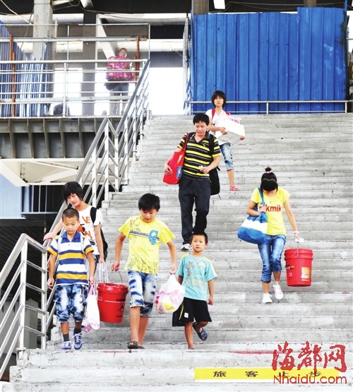 臨近開(kāi)學(xué)福州外來(lái)工子女離開(kāi)父母返鄉(xiāng)