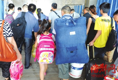 臨近開學(xué)福州外來工子女離開父母返鄉(xiāng)
