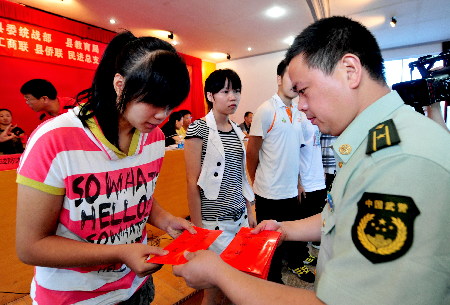 福建連江邊防大隊聯(lián)合駐地多部門開展愛心助學(xué)活動