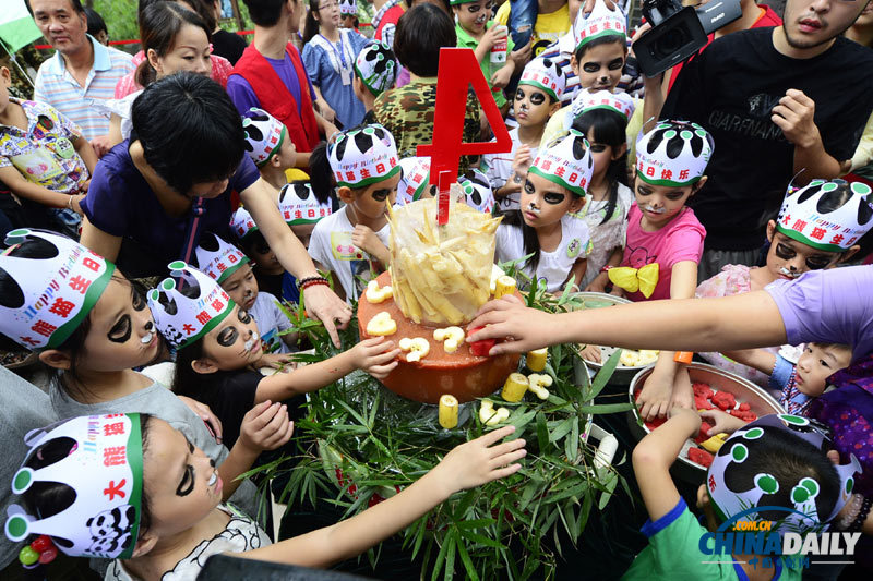 杭州動物園為大熊貓舉辦生日會