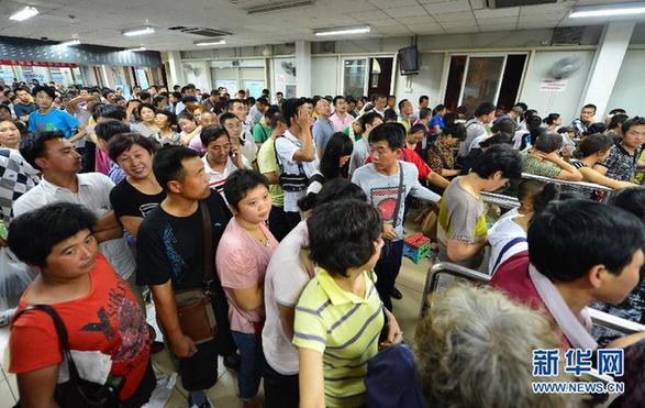 千余人排長龍 協和掛號再出新規