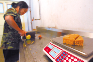 石家莊動物園:大熊貓朵朵和婭祥的幸福生活(圖)