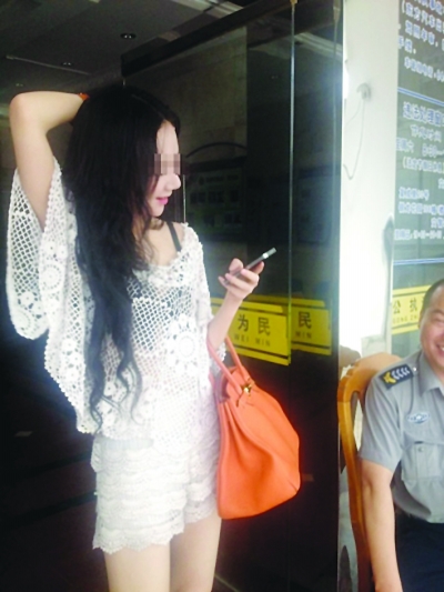 “高跟鞋姑娘”無證駕駛被罰 “國際駕照”其實是學生證