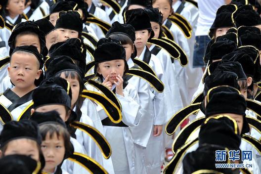 南京小學新生夫子廟里舉行“開筆禮”