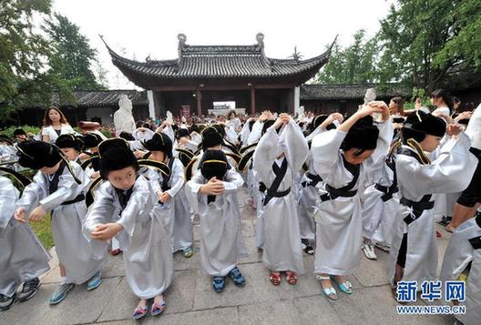 南京小學(xué)新生夫子廟里舉行“開筆禮”