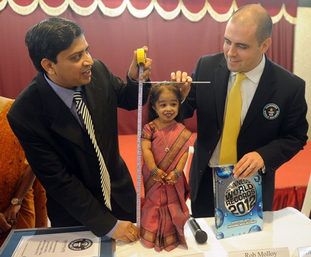 世界最矮男性女性首次相遇 為吉尼斯世界紀錄做宣傳