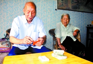 八旬老翁給乘車讓座者發2元紅包