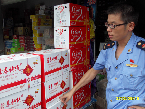 記者暗訪山寨“營(yíng)養(yǎng)快線”代工廠：舊瓶回收接著用