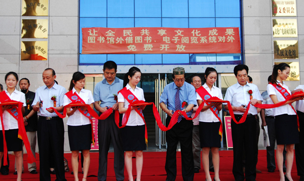 河南潢川：楊婷珍藏書畫攝影作品展在家鄉開展