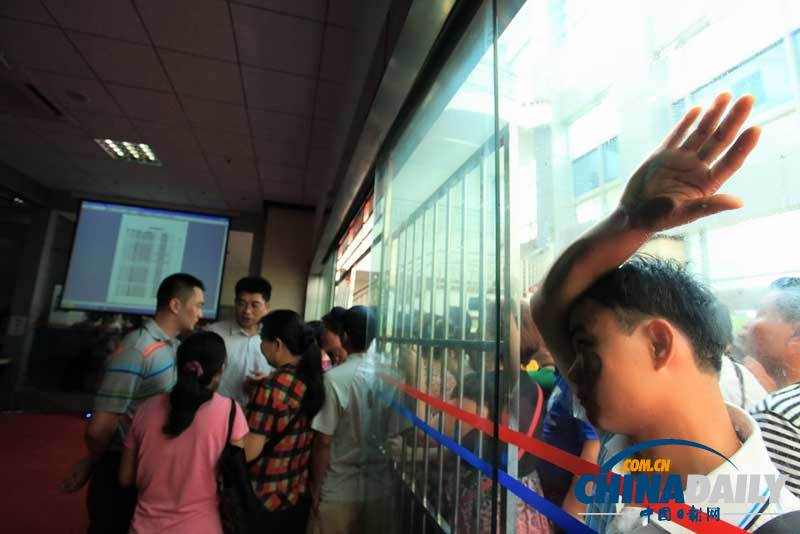 今年海口第二次經濟適用房配售搖號 現場人滿為患