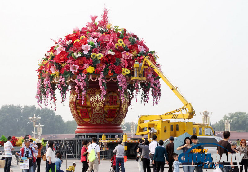 北京：天安門廣場(chǎng)國慶主花壇即將裝飾完成