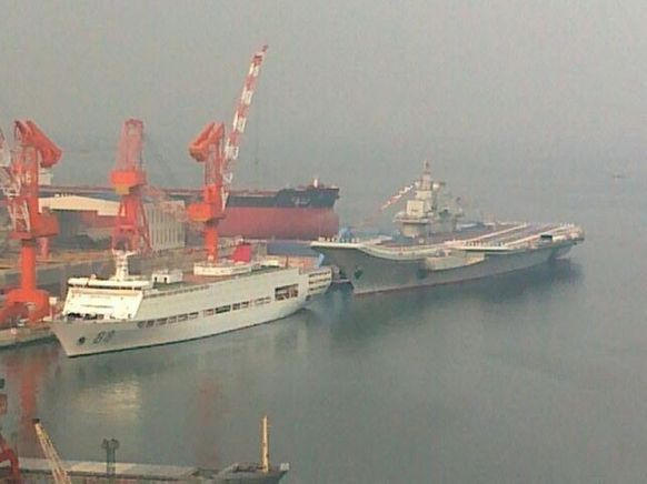 中國首艘航空母艦“遼寧”號正式交接入列
