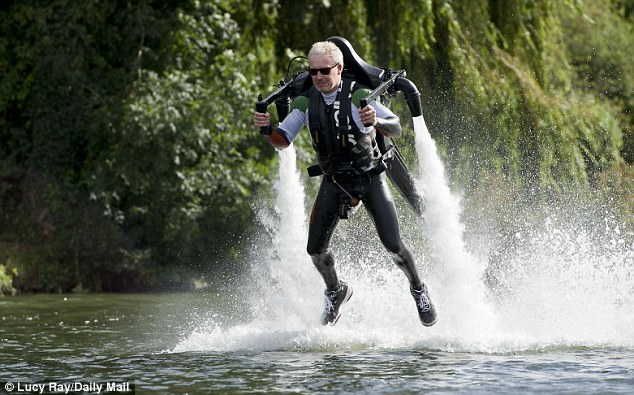 拒絕擁堵 英國男子駕駛噴氣式飛行器上班