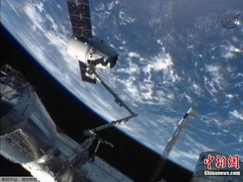 商業飛船“龍”號與國際空間站成功對接(圖)