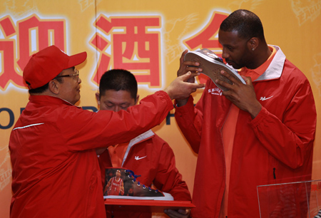 麥迪出席歡迎酒會 雙星俱樂部送見面禮