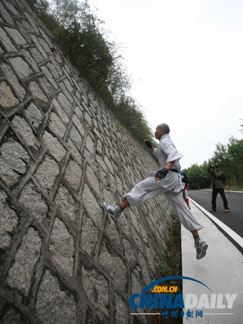 南少林武僧釋理亮飛檐走壁沖上5米高墻