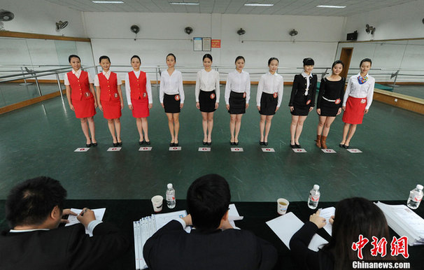 海航來湘招空姐 美女應聘PK綜合素質