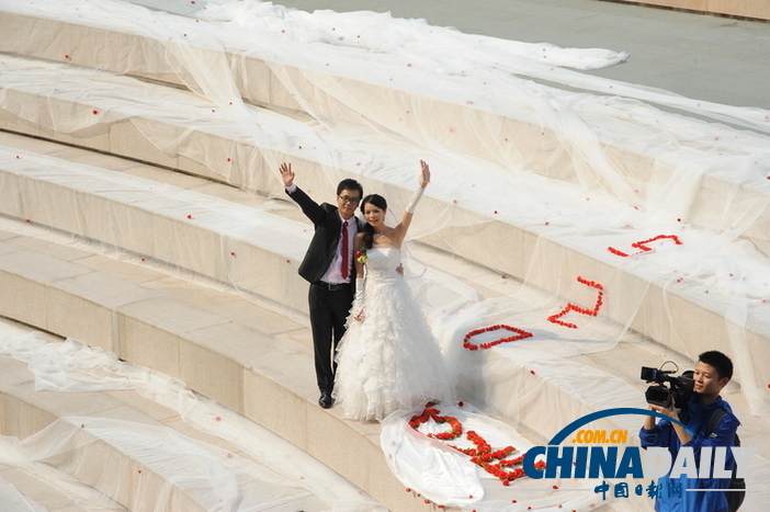 南寧一對新人為婚禮自制520米長婚紗
