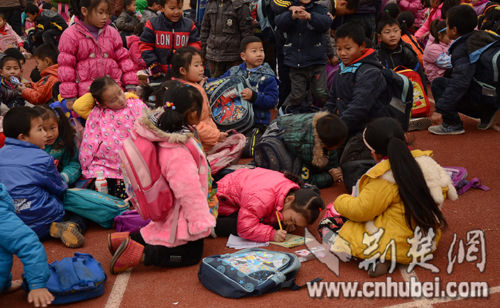 小學因拖欠施工款被鎖門 835名學生在校門口讀書