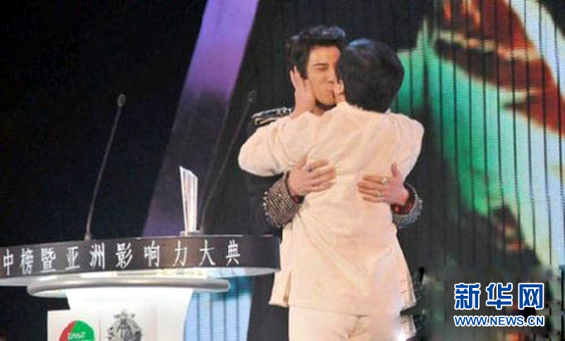 黃曉明“斷背” 初吻余文樂(lè) 盤點(diǎn)明星男男激吻照