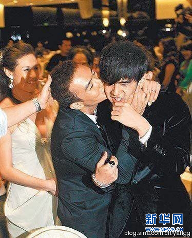 黃曉明“斷背” 初吻余文樂 盤點(diǎn)明星男男激吻照