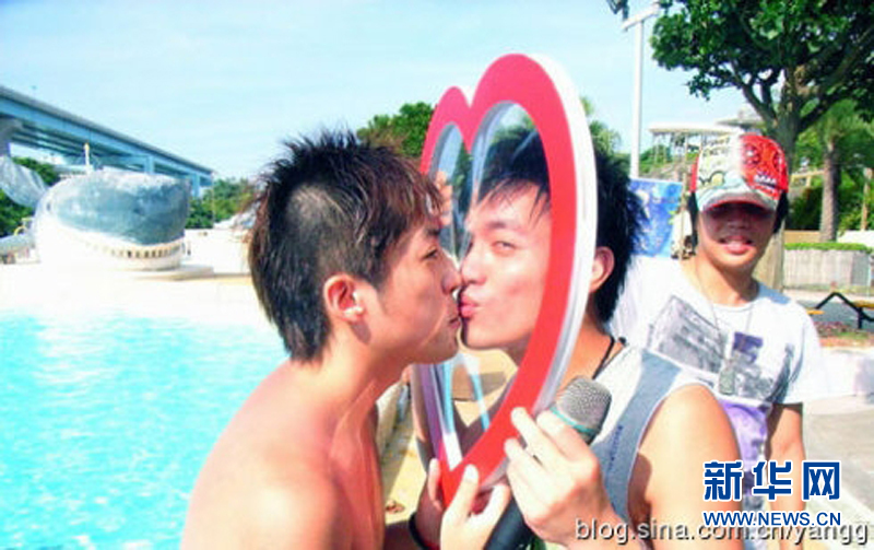 黃曉明“斷背” 初吻余文樂 盤點明星男男激吻照