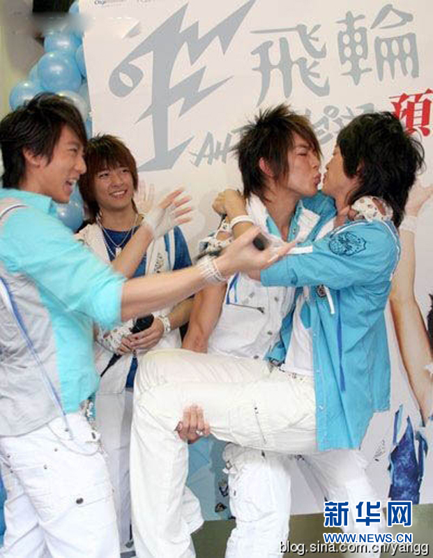 黃曉明“斷背” 初吻余文樂 盤點明星男男激吻照