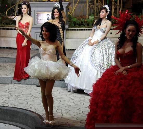 實拍：《泰囧》里的電梯美女真是人妖