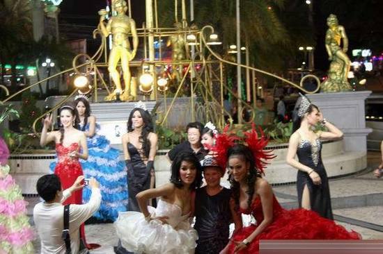 實(shí)拍：《泰囧》里的電梯美女真是人妖