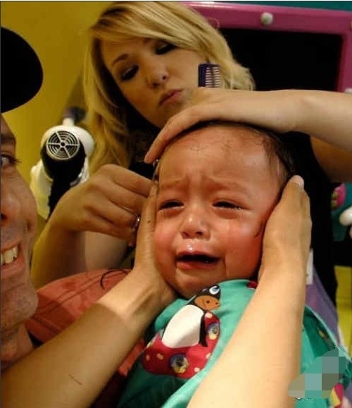 又囧又萌！寶寶理發(fā)好傷心