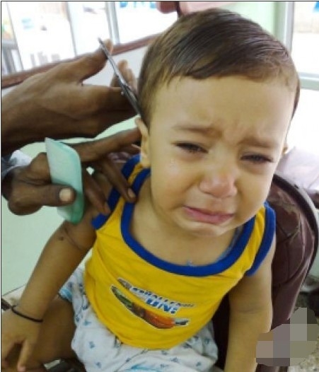 又囧又萌！寶寶理發(fā)好傷心