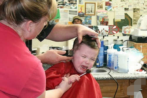 又囧又萌！寶寶理發(fā)好傷心