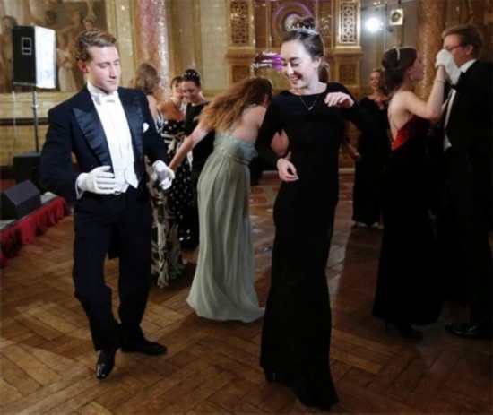 探秘女富豪招婿俱樂部 真正“白富美幼”