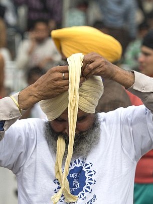 印度鄉(xiāng)村運(yùn)動(dòng)會(huì)牛人大秀“絕技”