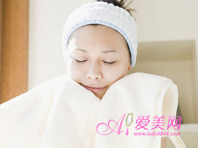 額頭長(zhǎng)痘或是肝火旺 從痘痘位置看健康狀況