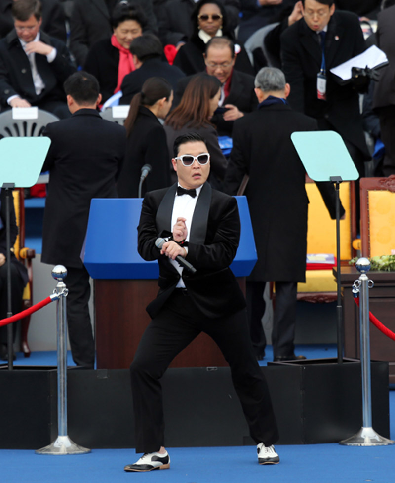 鳥叔唱響樸槿惠就職儀式 泰國總理英拉變小粉絲拍照忙