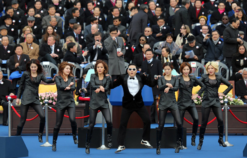 鳥叔唱響樸槿惠就職儀式 泰國總理英拉變小粉絲拍照忙