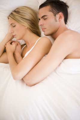 養(yǎng)生：哪種的睡姿的夫妻“最般配”？