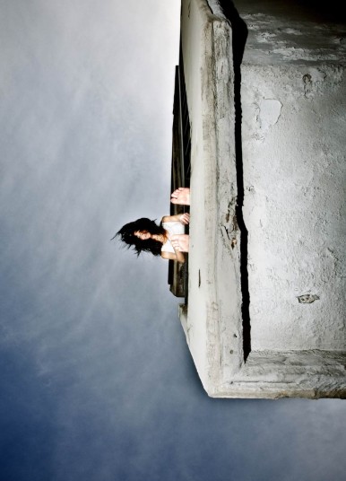 美女高樓“玩命”自拍 要美不要命