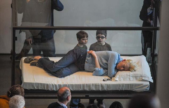 前衛(wèi)女神表演行為藝術(shù) 博物館里睡覺供人參觀