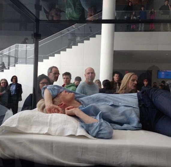 前衛女神表演行為藝術 博物館里睡覺供人參觀