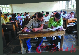 狼狗監考擋不住印度高中考試千人作弊