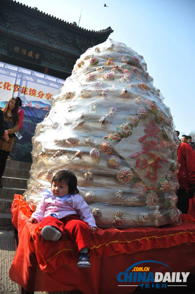 巨型花饃亮相太原 高3米重1.2噸制作歷時(shí)半月