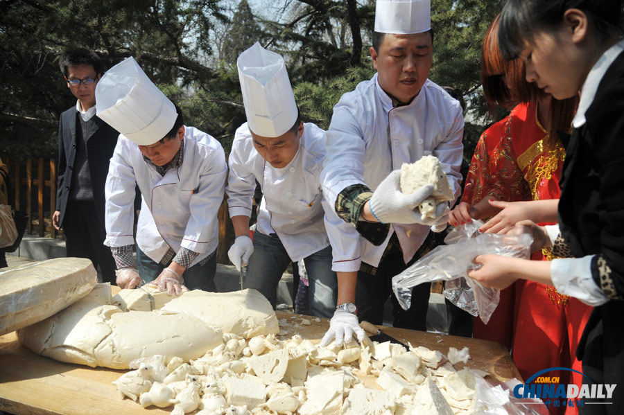 巨型花饃亮相太原 高3米重1.2噸制作歷時(shí)半月
