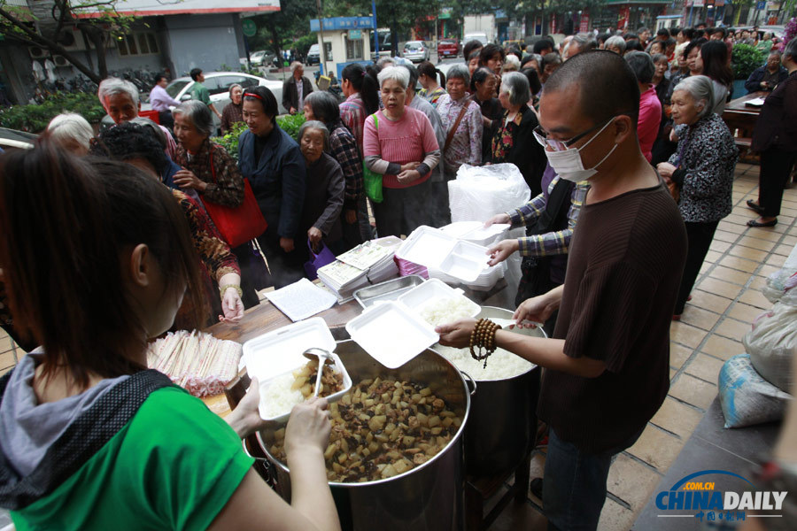 廣州一素食館初一十五免費派500盒飯